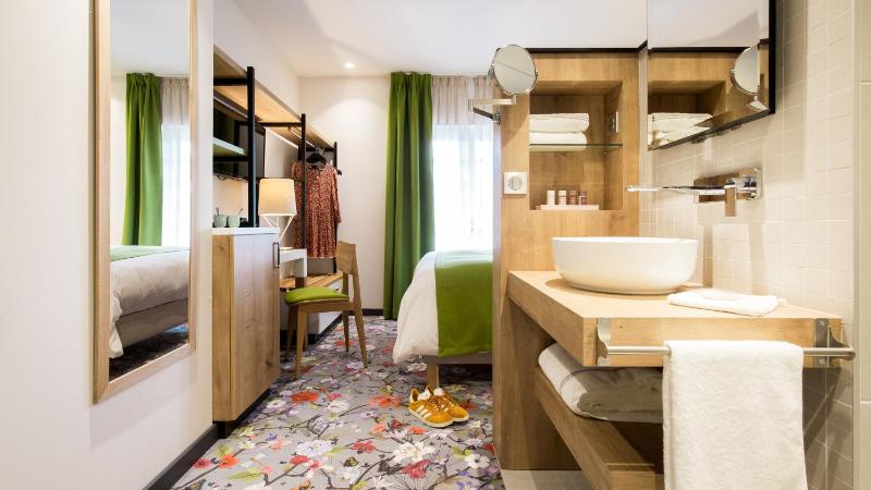Classic Double Room with Balcony image 4