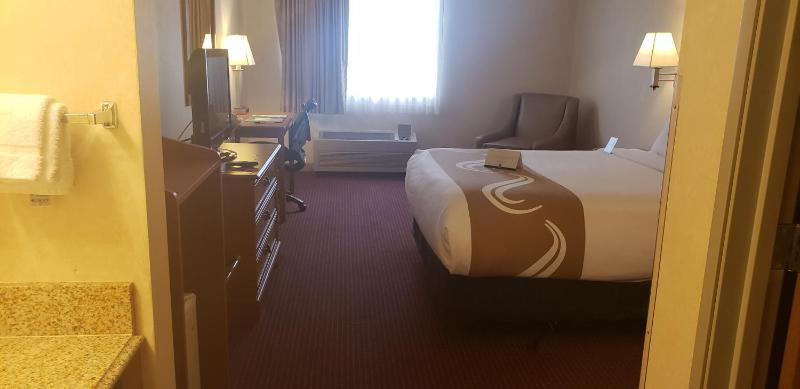 Queen Room - Non-Smoking image 4