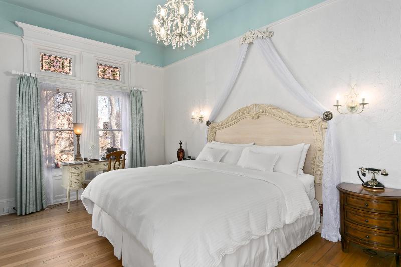 King Suite - Disability Access image 3