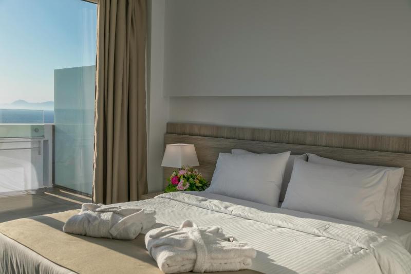 Double or Twin Room with Sea View image 3