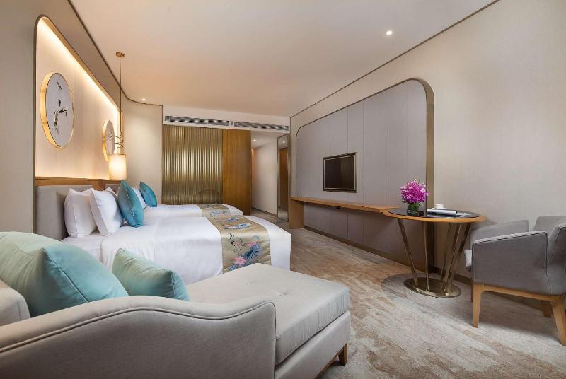 Deluxe King Room with View image 1