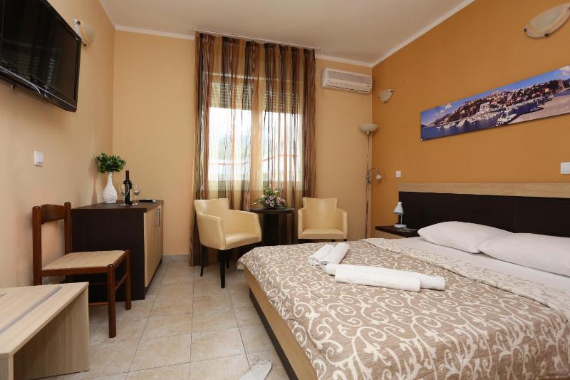 Deluxe Double Room image 4