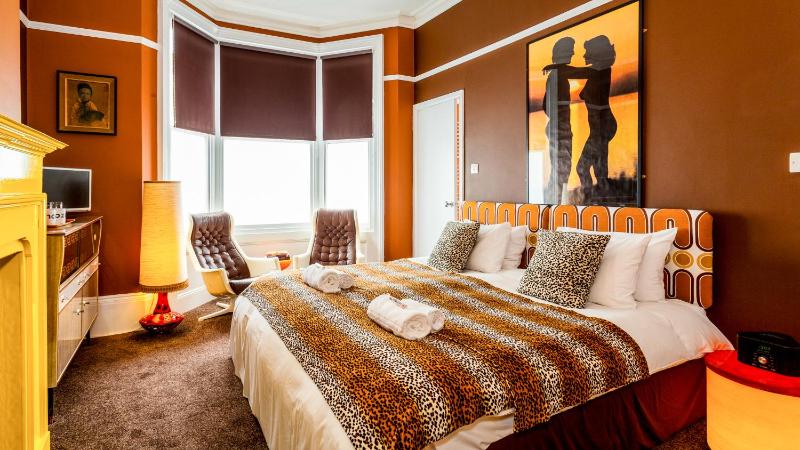 Super King or Twin Room image 1