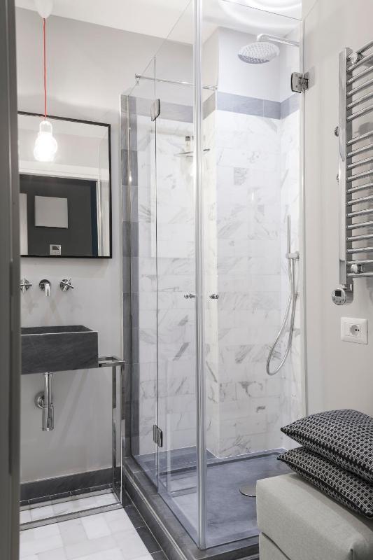 Small Double Room image 3