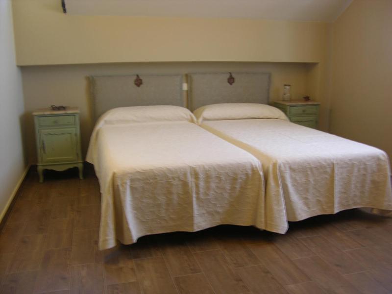 Twin Room image 4