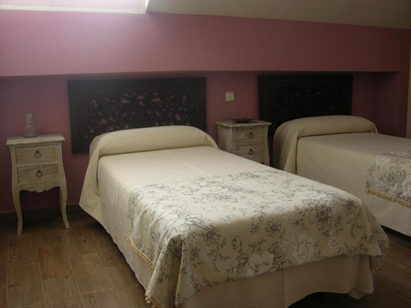 Twin Room image 3