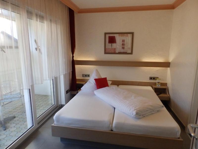 Economy Double Room image 3