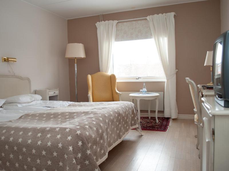 Standard Double or Twin Room image 3