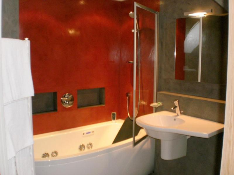 Quadruple Room with Balneo Bath and Hydro Shower image 2