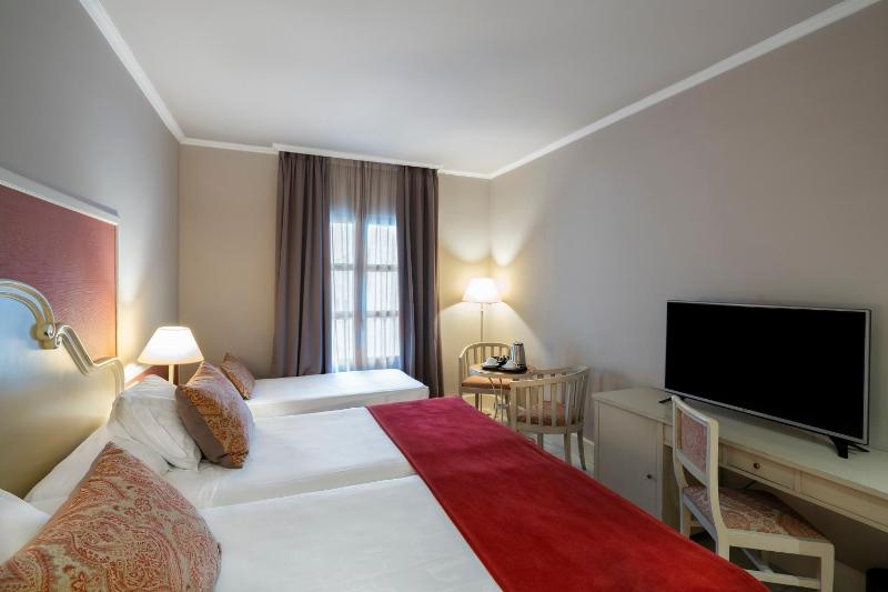 Triple Room (3 Adults) image 1
