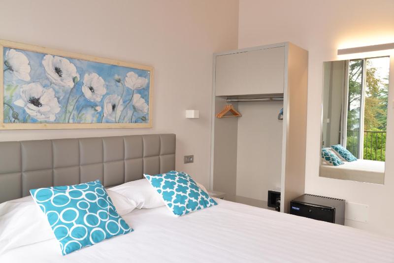 Superior Double Room with Lake View image 4