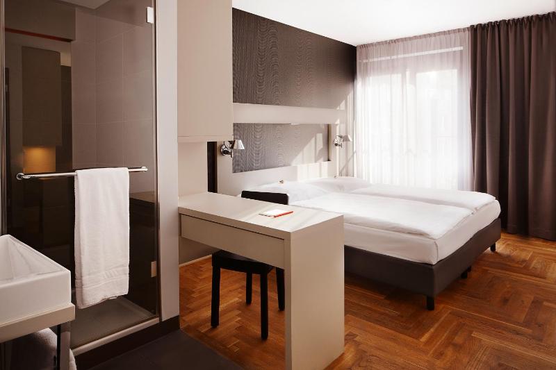 Double Room image 3