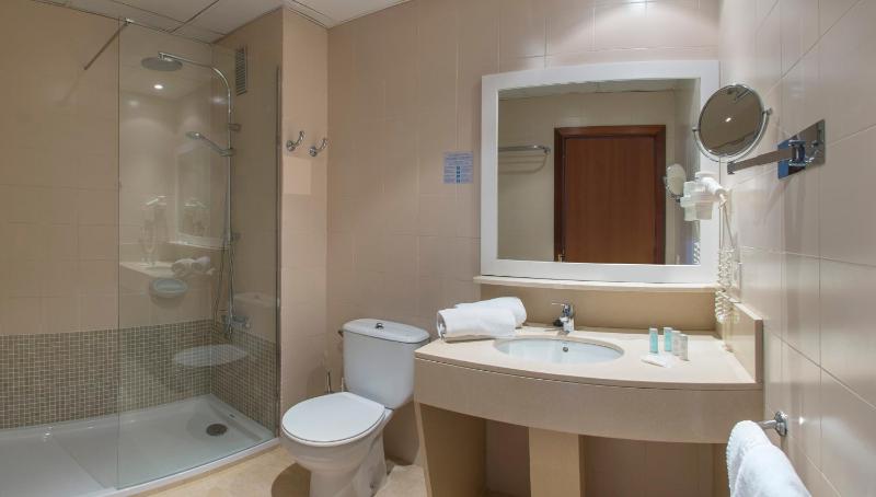 Twin Room image 4