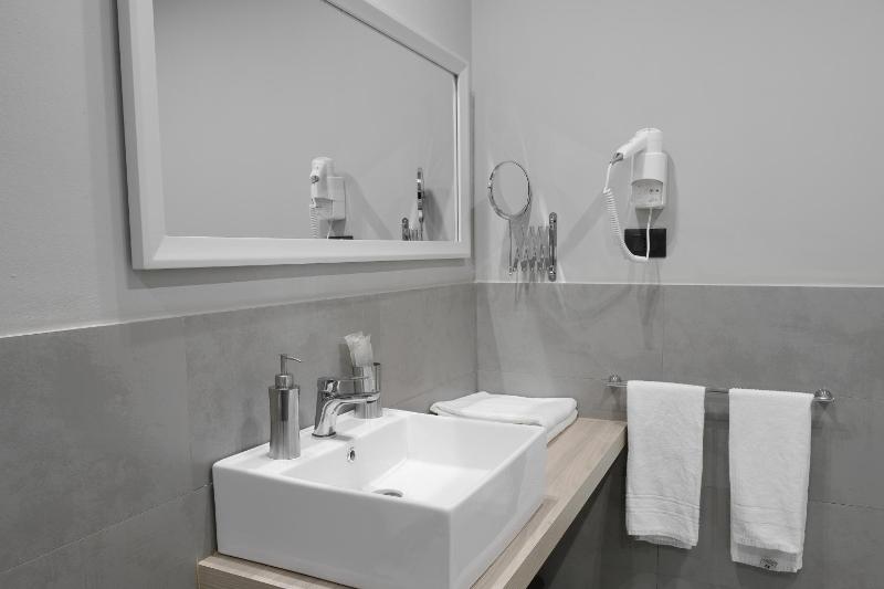 Luxury Quadruple Room image 4