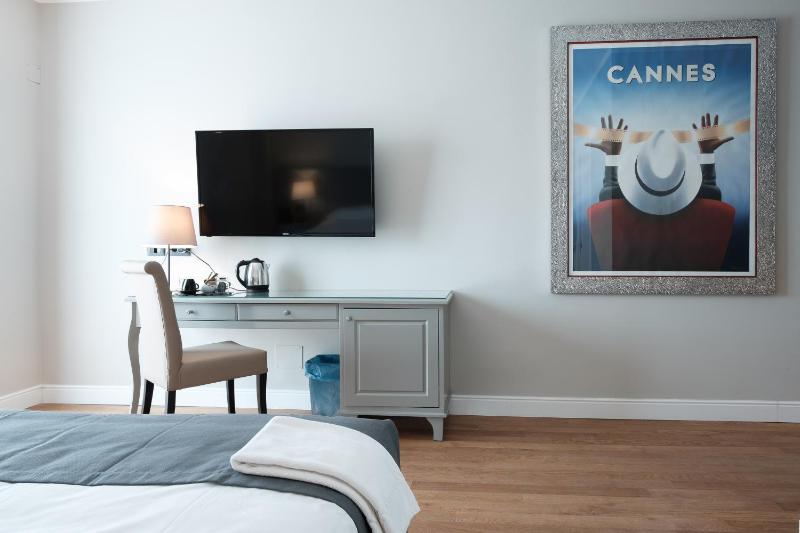 Standard King Room image 4