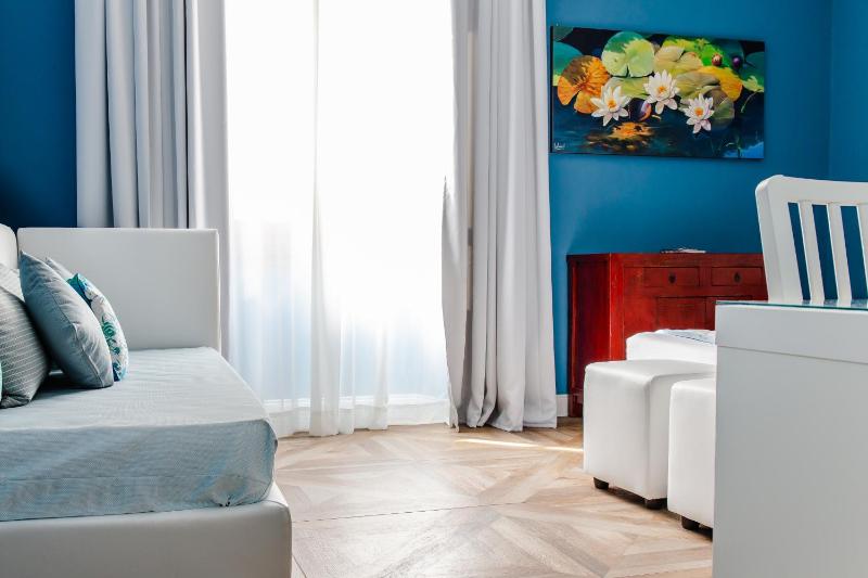 Deluxe Double Room with Extra Bed image 3