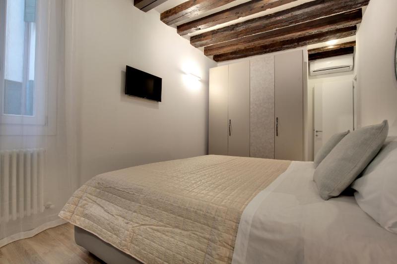 Apartment with Canal View image 4