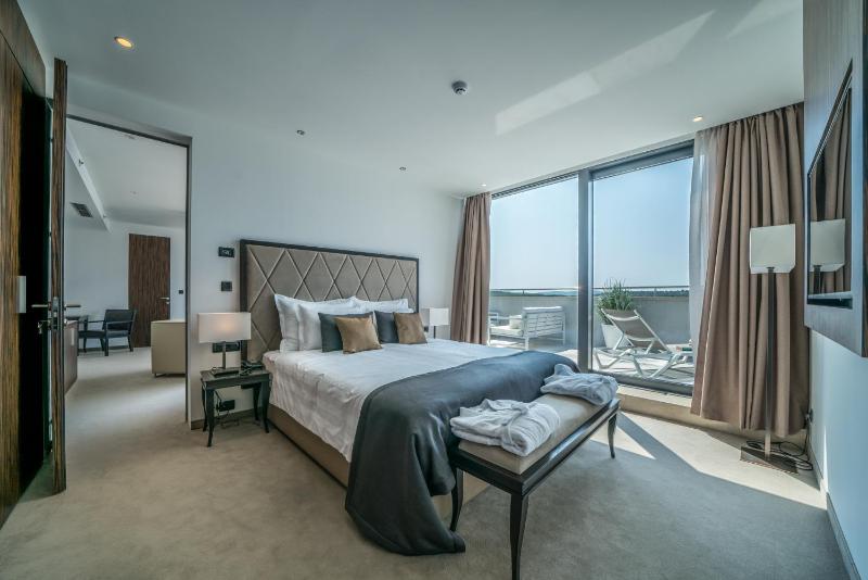 Executive Suite image 4