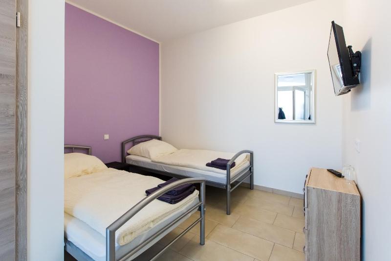 Twin Room image 4
