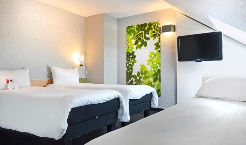 Standard Room with One Double Bed and One Single Bed image 4