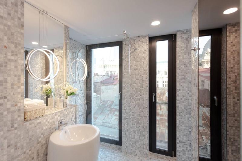 Deluxe Double Room with Balcony image 3