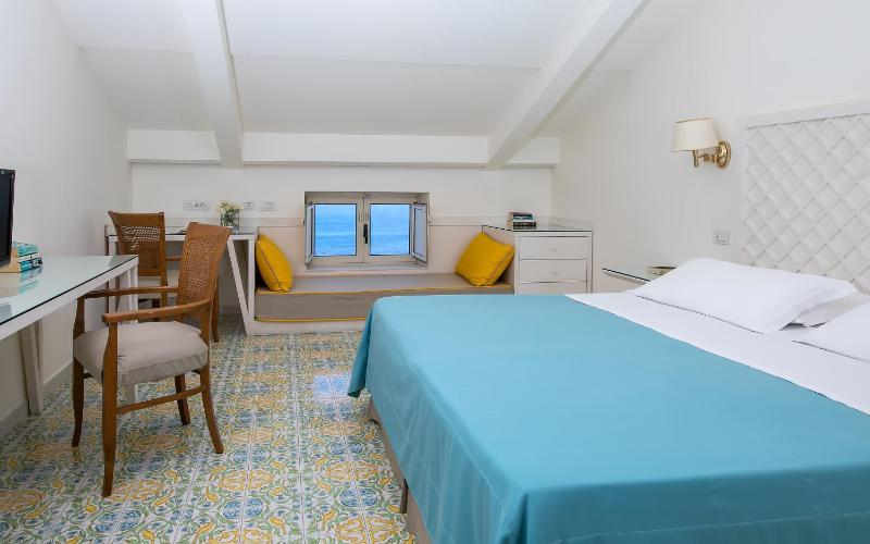 Standard Double or Twin Attic Room with Sea View image 1