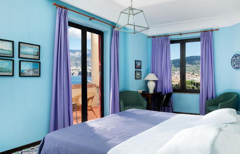 Classic Double Room with Balcony and Sea View image 3