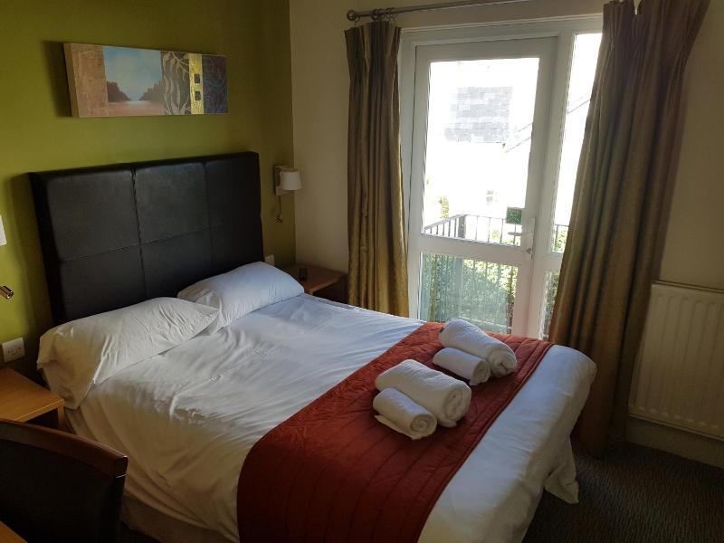 Budget Double Room image 3