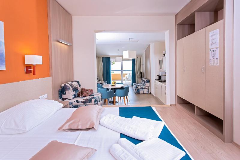 Studio Apartment with Sea View image 2