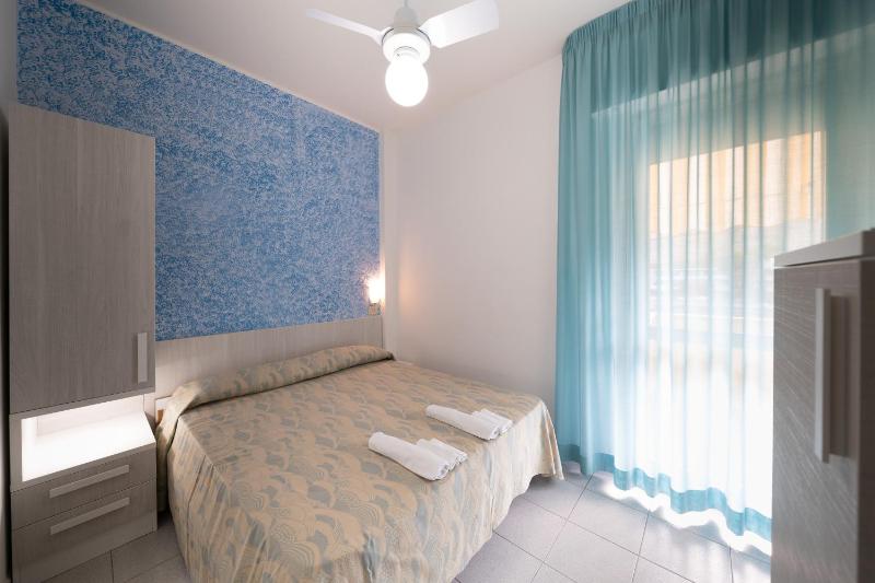 Small Double Room image 3