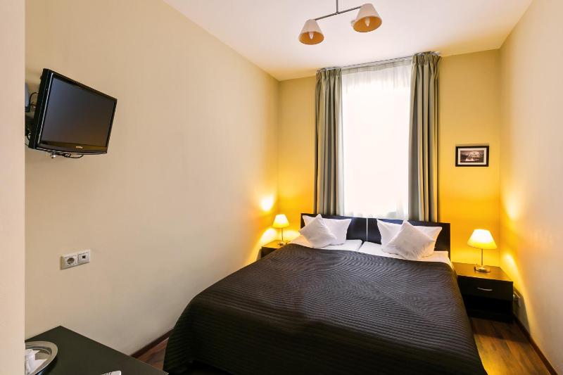 Double Room image 3