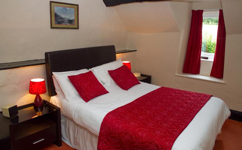 Double Room image 3