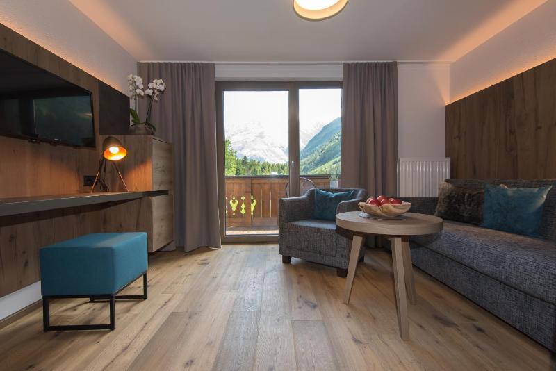 Superior Double Room with Balcony image 3