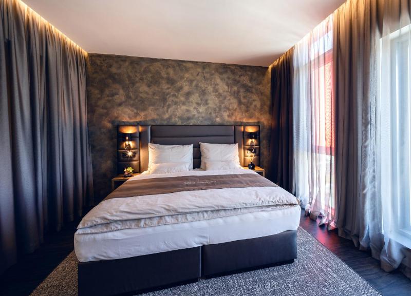 Double Room with Extra Bed image 4