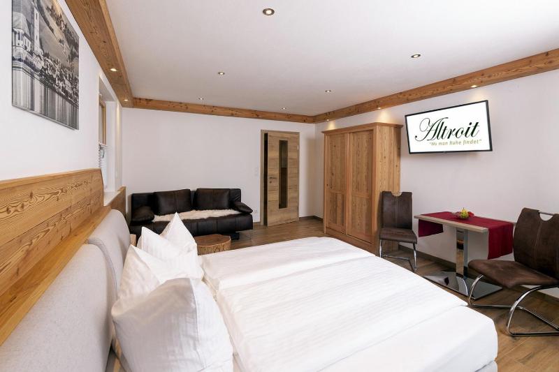Deluxe Double Room image 2