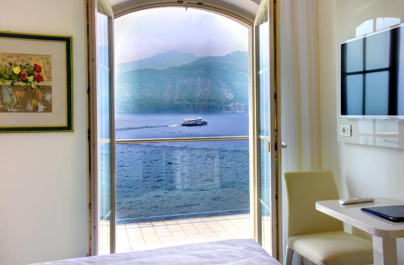 Double or Twin Room with Lake View image 4