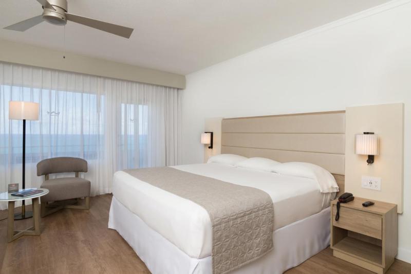 Deluxe Ocean Front King Bed image 4