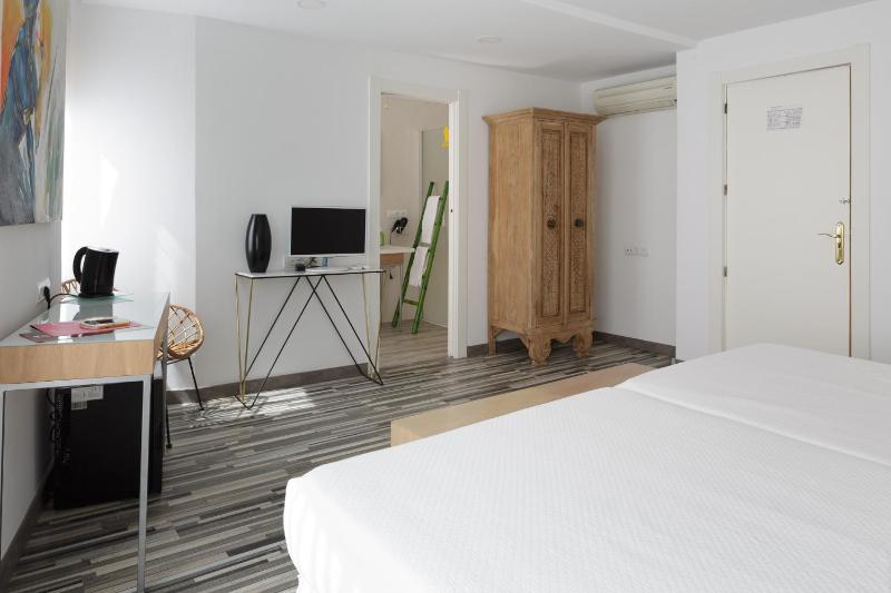 Superior Queen Room with Two Queen Beds image 3