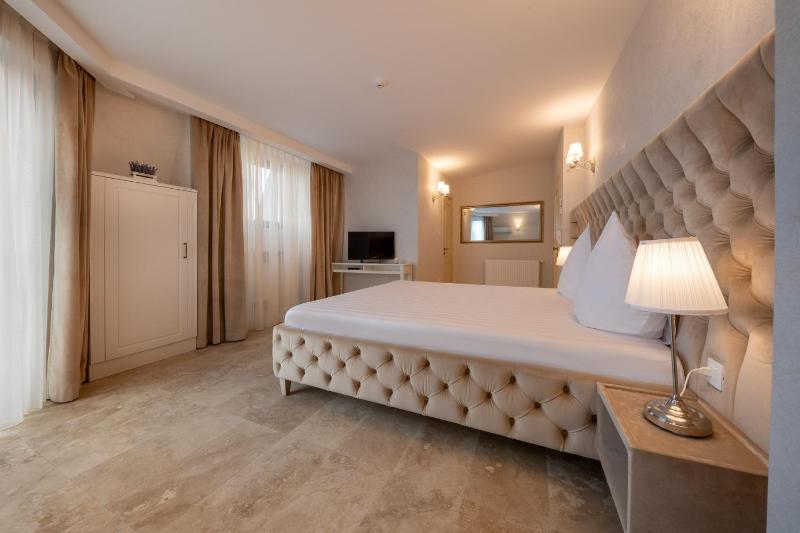 King Room with Balcony image 4