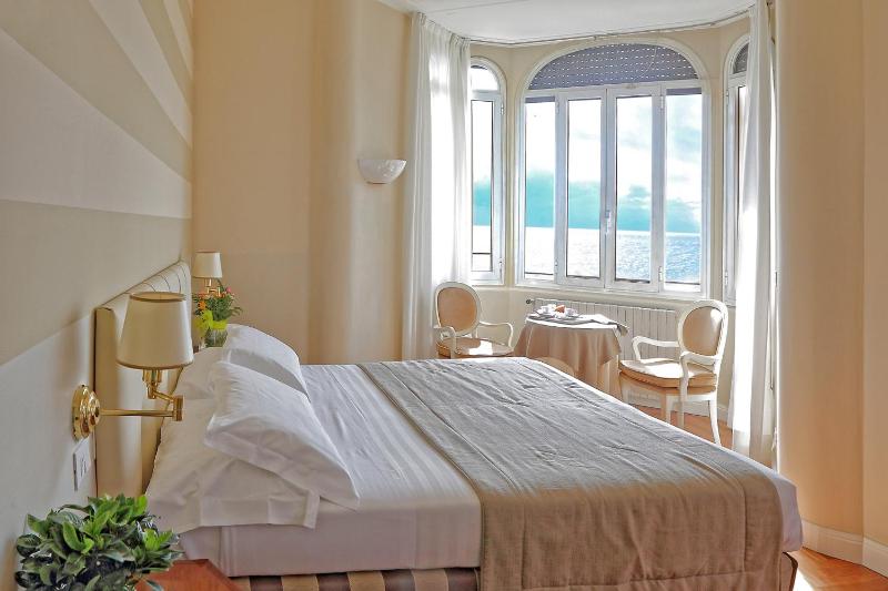 Superior Double Room with Frontal Sea View image 4