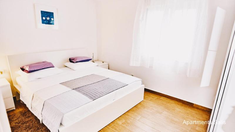 One-Bedroom Apartment with Sea View image 2