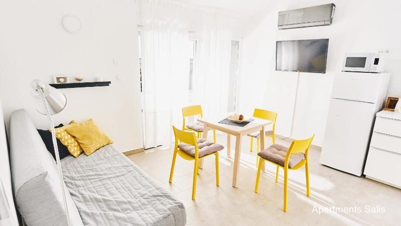 One-Bedroom Apartment with Sea View image 4