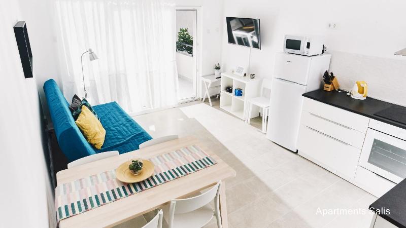 Comfort Two-Bedroom Apartment with Balcony and Sea View image 2