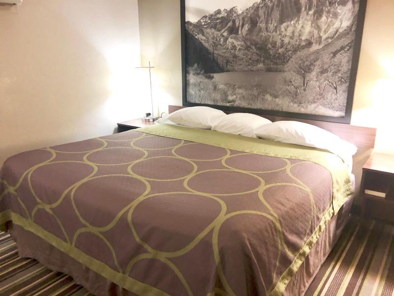 1 King Bed, Deluxe Mobility Accessible Room, Jetted Tub, Non-Smoking image 3