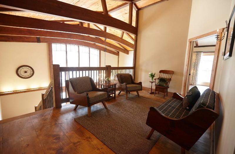 Deluxe King Room image 2