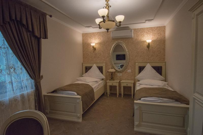 Twin Room image 3