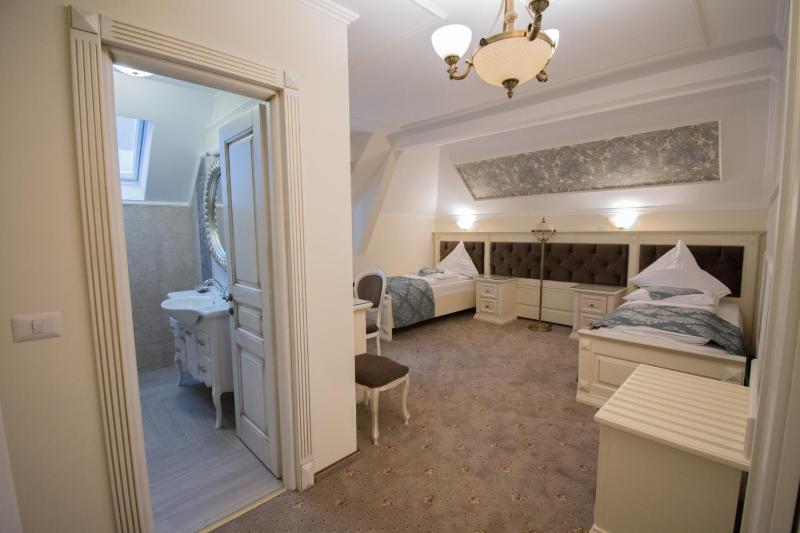 Twin Room image 4