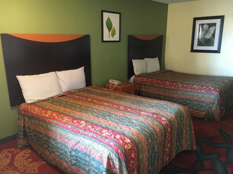 Queen Room with Two Queen Beds image 2