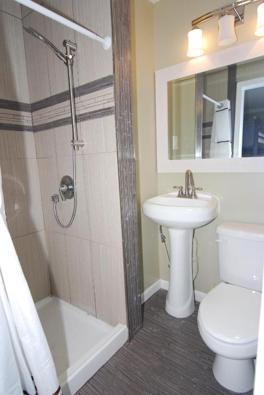 Single Bed in 10-Bed Dormitory Room image 2