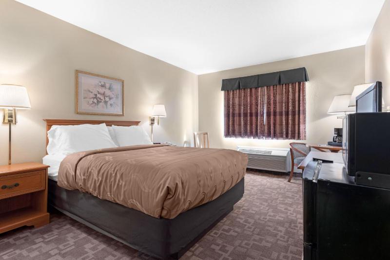 Queen Room with Two Queen Beds - Non-Smoking image 2